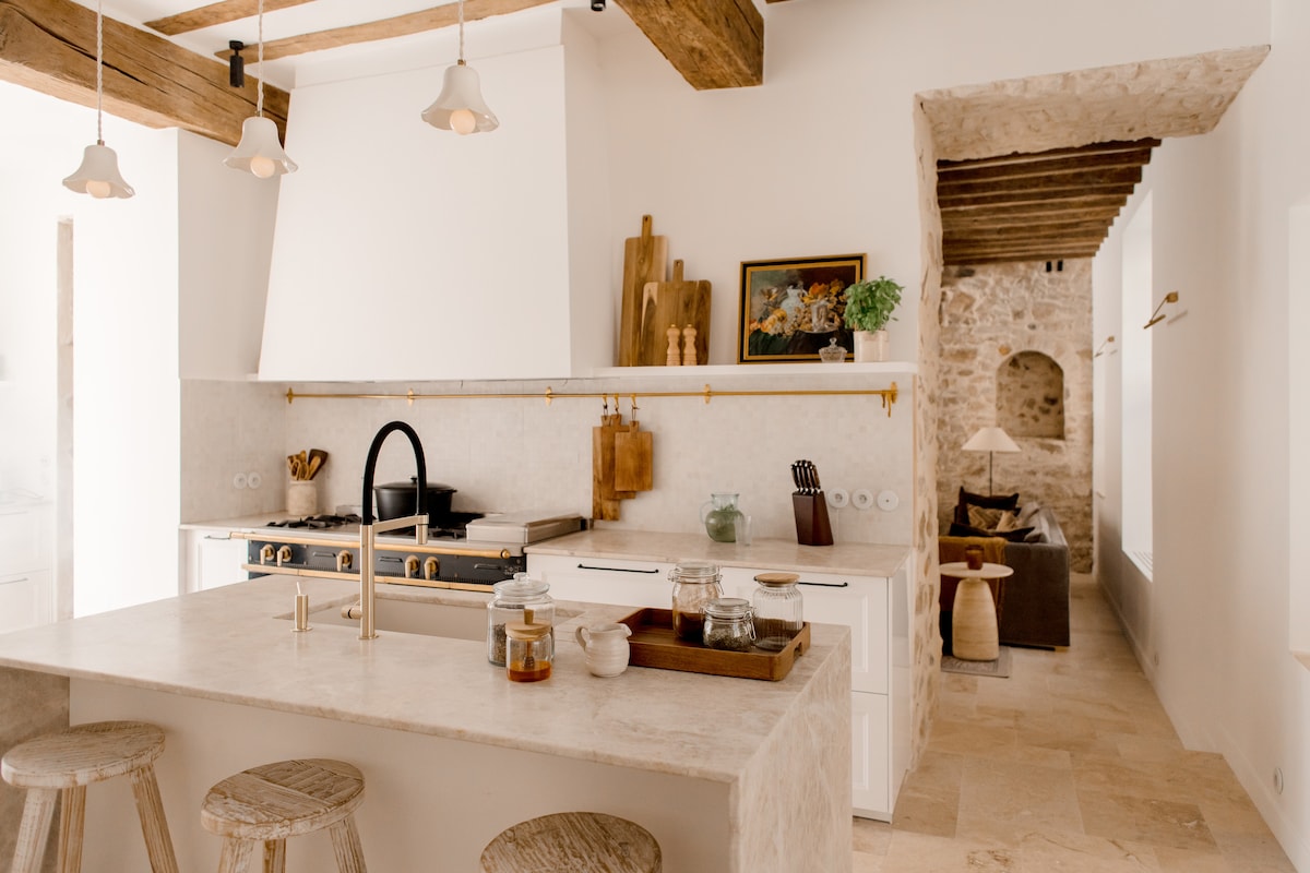 La grande cuisine de la maison en pierre